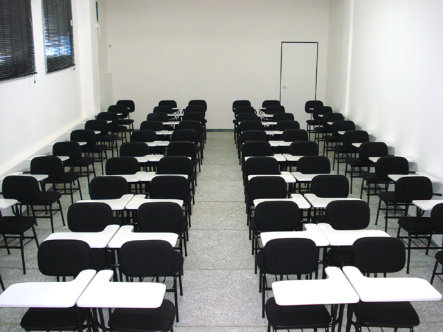 Sala para 60 pessoas, carteiras universitárias (vista de frente para o fundo)