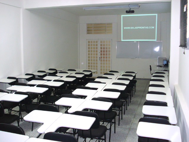 Sala para 60 pessoas com projetor e wi-fi (vista do fundo para frente)