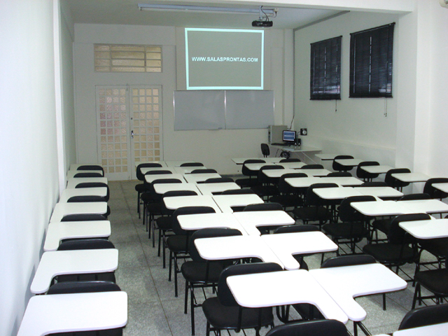 Sala para 60 pessoas, carteira universitária (vista do fundo para frente)